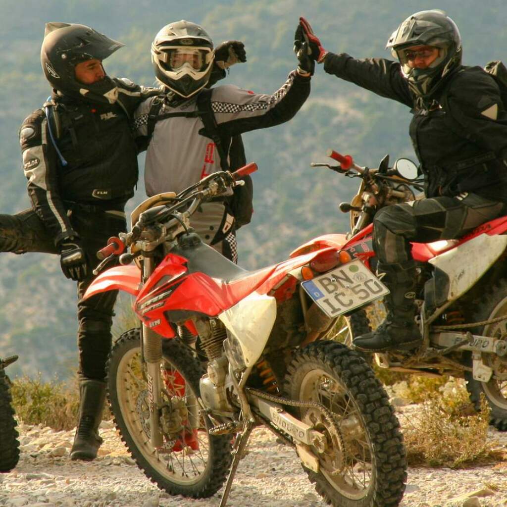 Motorradreisen Spanien, Motorrad, Schotterstraße  
Rider, Berge  
Motorrad, Pass  
Rider, Dorf  
Motorrad, Yurt  
Rider, Markt